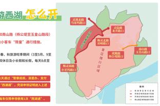 在说啥呢？梅西手搭住队友胸口+口头交流，似乎在说着什么